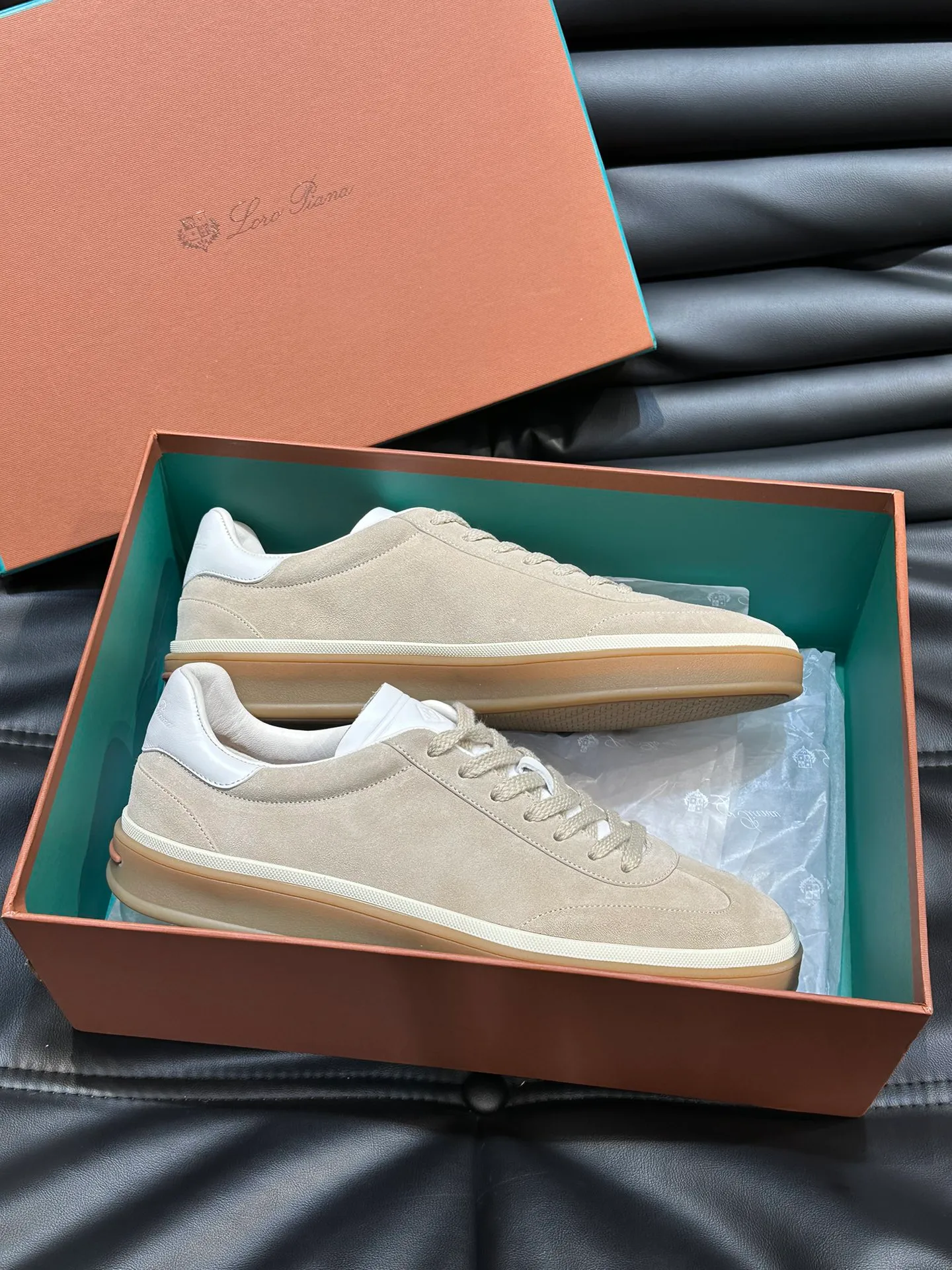 p420 Men's Shoes New 🆕Lp Old Money Style Men's Low-top Casual Tennis Shoes Loro Piana's high-end series has launched sports shoe styles made of soft cowhide. The breathable properties and flexible texture of natural materials make the sneakers both functional and comfortable. The high-quality metal-free tanning and tumble process highlights the natural texture of the leather, while the camel-colored sole and white rubber trim create a double-layer sole effect, making it an everyday shoe that can easily create a lazy and casual style! Size: 39-44 (45, 46 customized